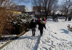 Zimowy spacer wokół przedszkola.